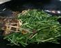 韭菜豆芽爆鸭血的做法图解5