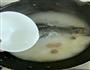 牛奶鲫鱼汤的做法图解4