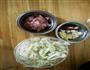 花菜炒肉片的做法图解1