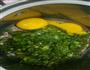 青菜鸡蛋饼的做法图解1