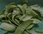 扁豆木耳炒肉的做法图解2