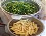 炸土豆条炒蒜苔的做法图解1