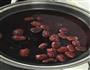 红豆黑米花生红枣粥的做法图解2