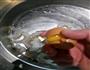雪菜炒虾球的做法图解1