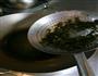 雪菜炒虾球的做法图解3