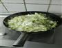 白菜粉条炖肉的做法图解3
