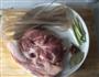 猪肉炖粉条的做法图解1