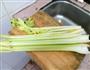 荷兰豆炒芹菜的做法图解1