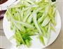粤式腊肠炒芹菜的做法图解2