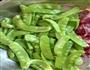 腊肠炒荷兰豆的做法图解1