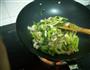 蘑菇芹菜炒肉的做法图解5