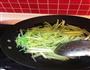 凉拌芹菜蛋皮丝的做法图解2