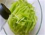 凉拌莴苣丝的做法图解3