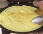 老干妈煎饼果子加五谷豆浆的做法步骤4