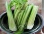 凉拌芹菜花生腐竹的做法图解1