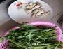 茼蒿炒臭豆腐的做法图解2