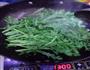 茼蒿炒臭豆腐的做法图解6