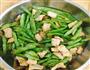 瘦肉炒四季豆的做法图解2