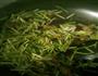 带点酸带点辣的蒜黄炒肉的做法图解10