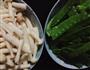 豆荚炒菇的做法图解1