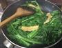 鳗鱼干香炒芥蓝的做法图解5