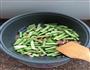 四季豆炒火腿丁的做法图解2
