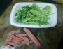 芹菜炒香肠的做法图解1