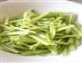 芹菜炒香肠的做法图解1