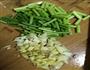 蒜苗酸辣鸡杂的做法图解2