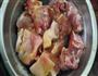 鸡腿焖菇栗子煲的做法图解2