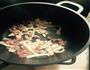 蘑菇白汁培根烩面条的做法图解3