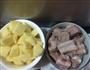 土豆炖排骨的做法图解1