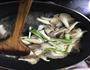 肉片炒草菇的做法图解2