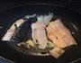 三文鱼骨豆腐汤的做法图解1