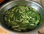炒蒜薹的做法图解1