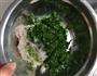 虾泥鸡肉荠菜卷的做法图解3