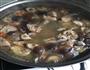 老母鸡香菇枸杞汤的做法图解9