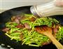 腊肉炒蒜薹的做法图解7