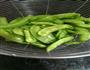 清炒豌豆片的做法图解1