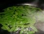 蒜香肉沫荷兰豆的做法图解1
