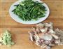 腊肉炒蒜薹的做法图解1
