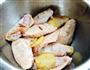 三汁鸡翅焖锅的做法图解1