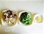 蘑菇炒油麦菜的做法图解1