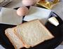 鸡蛋奶酪吐司片的做法图解1