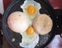 双人份鸡蛋火腿煎馒头的做法图解3