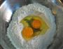 手工鸡蛋面的做法图解1