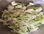 腊肠炒菜花的做法图解2