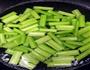 爽口西芹的做法图解2