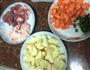 土豆红萝卜焖肉的做法图解1