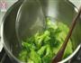 平菇扣西兰花的做法图解4